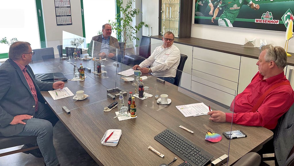 Wobau-Chef Holger Wunderlich, ThHF-Kanzler Tobias Koch, Michael Schönewolf und Möckerns Stadtbürgermeister Frank von Holly besprachen, wie Flüchtlingen geholfen werden kann (v. li.).