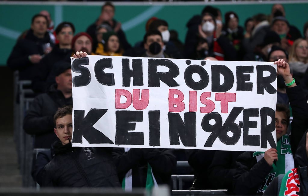 Hannover-Fans zeigen, was sie von den Beziehungen des Altkanzlers zu Russland und Wladimir Putin halten.