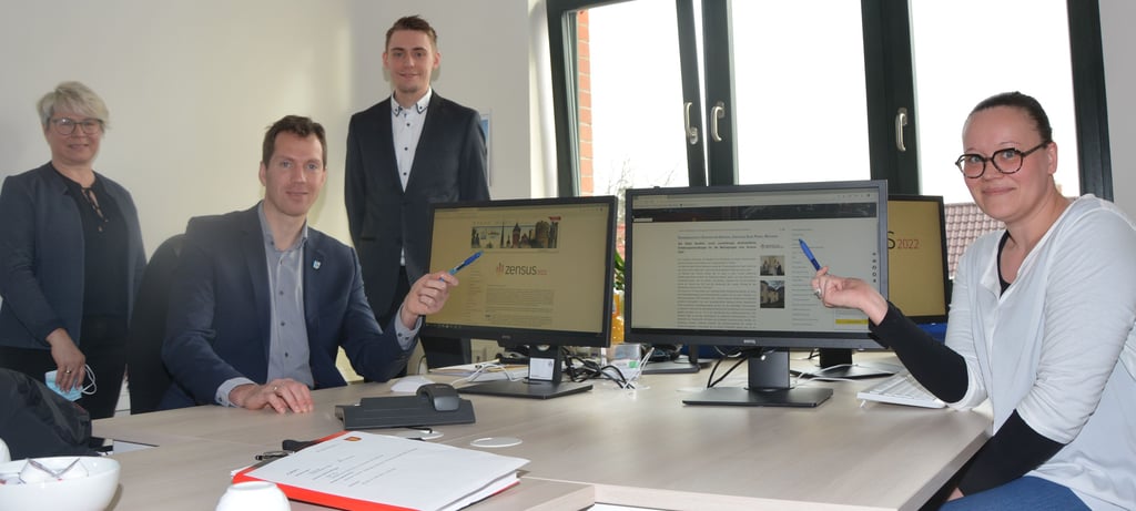 Landrat Steffen Burchhardt (vorn) wirbt mit Annett Hannemann (links), Leiterin der Erhebungsstelle Genthin, René Teßmann, Leiter der Burger Erhebungsstelle, und Kristina Sokol für den Zensus 2022, der letztlich auch für den Landkreis wichtige Daten liefert.