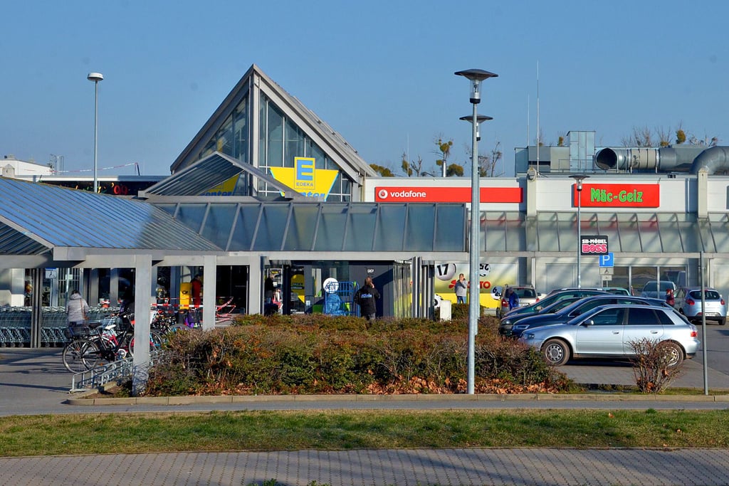 Viele Autos im Salzer Park bedeuten, dass auch eine entsprechende Anzahl an Kunden einkaufen wird. Ladenbesitzer vermuten, dass ab nächster Woche weniger Publikumsverkehr sein wird.