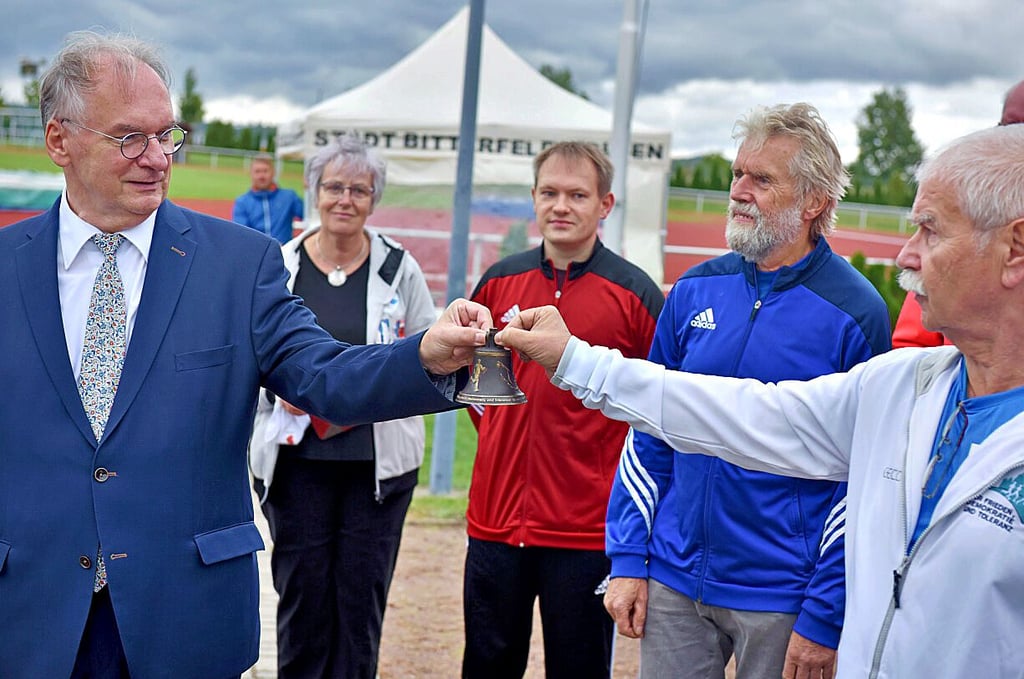 Vereinschef Peter Junge (r.) hat im Fritz-Heinrich-Stadion bereits 2020 eine der Friedensglocken an Reiner Haseloff überreicht. 
