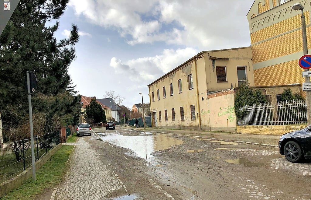 Ab durch die Pfütze? Nicht jeder traut sich das, wie man hier sieht. Der Pkw links nutzt lieber den Fußweg.