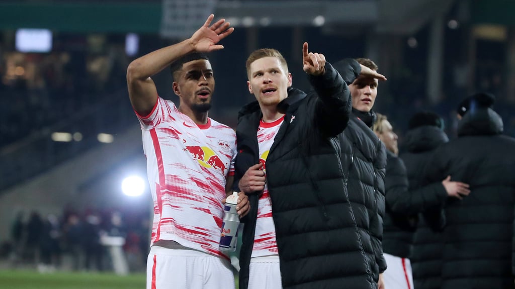 Da oben sitzen meine Leute: Marcel Halstenberg zeigt Benjamin Henrichs seine alte Heimat.