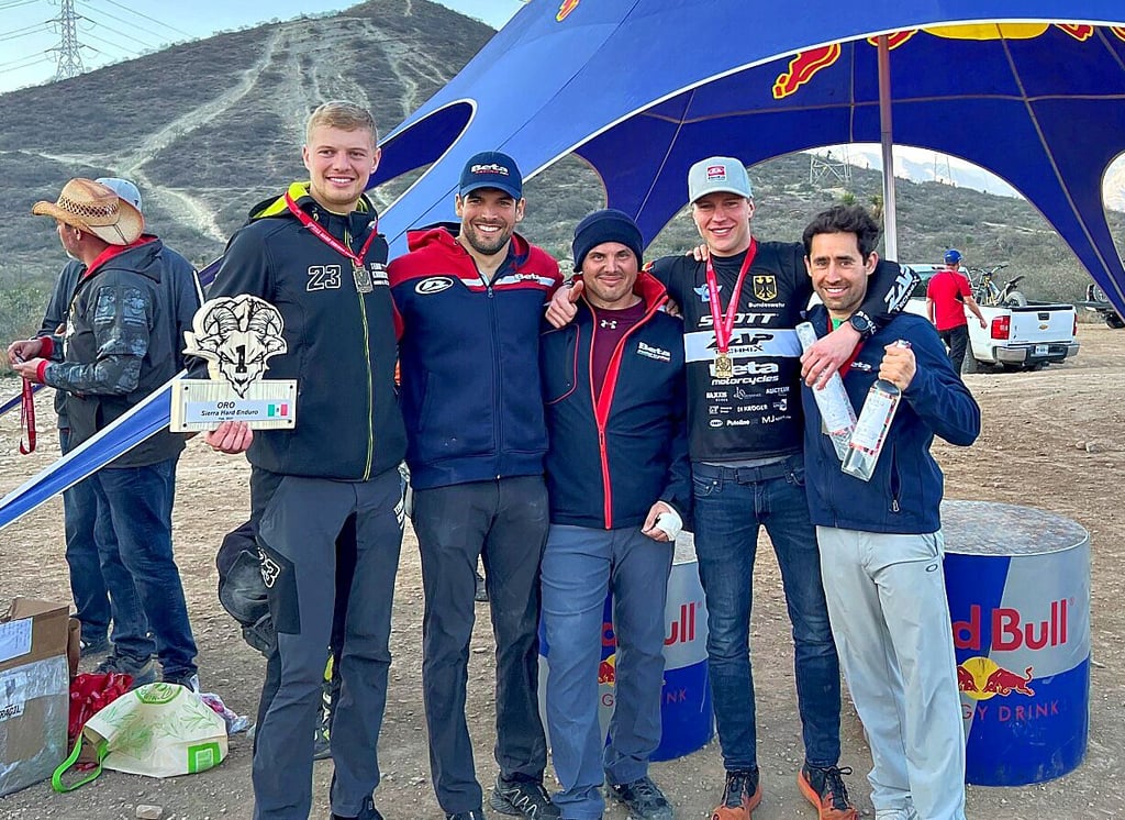 Tim Apolle (2.v.r.) aus Billroda mit einigen Kollegen seines italienischen Motorradherstellers Beta nach dem „Sierra Hard Enduro“ in der Nähe der mexikanischen Millionenstadt Monterrey.