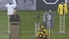 Ralf Minge hält eine Rede auf DDR-Fußball-Idol "Dixie" Dörner im Rudolf-Harbig-Stadion.