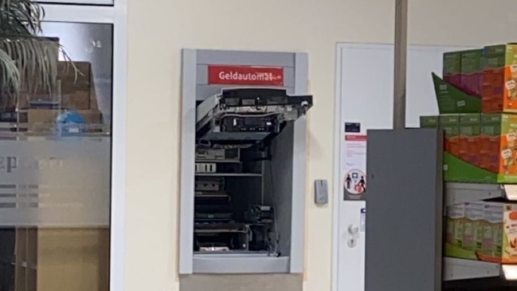 Unbekannte Täter haben Donnerstagnacht versucht den Geldautomaten im Edeka-Markt in Wolmirstedt aufzubrechen. Zeugen hatten den Einbruch beobachtet und haben daraufhin das Fahrzeug der Täter blockiert.