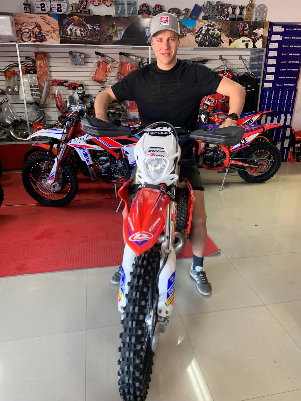 Tim Apolle aus Billroda im mexikanischen Headquarter seines Motorradlieferanten.
