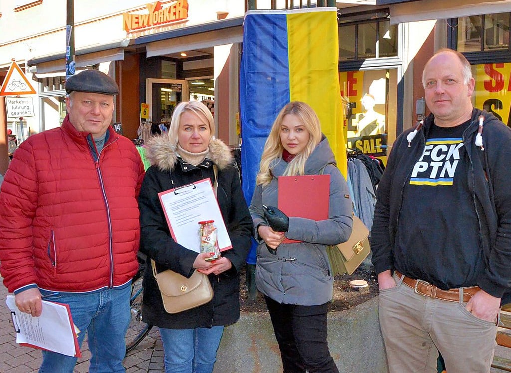 Von links: Jochen Klaus, Lena Khrystenko, Viktoria Sikulska und Michael Dihlmann warben für Spenden für die Ukraine.