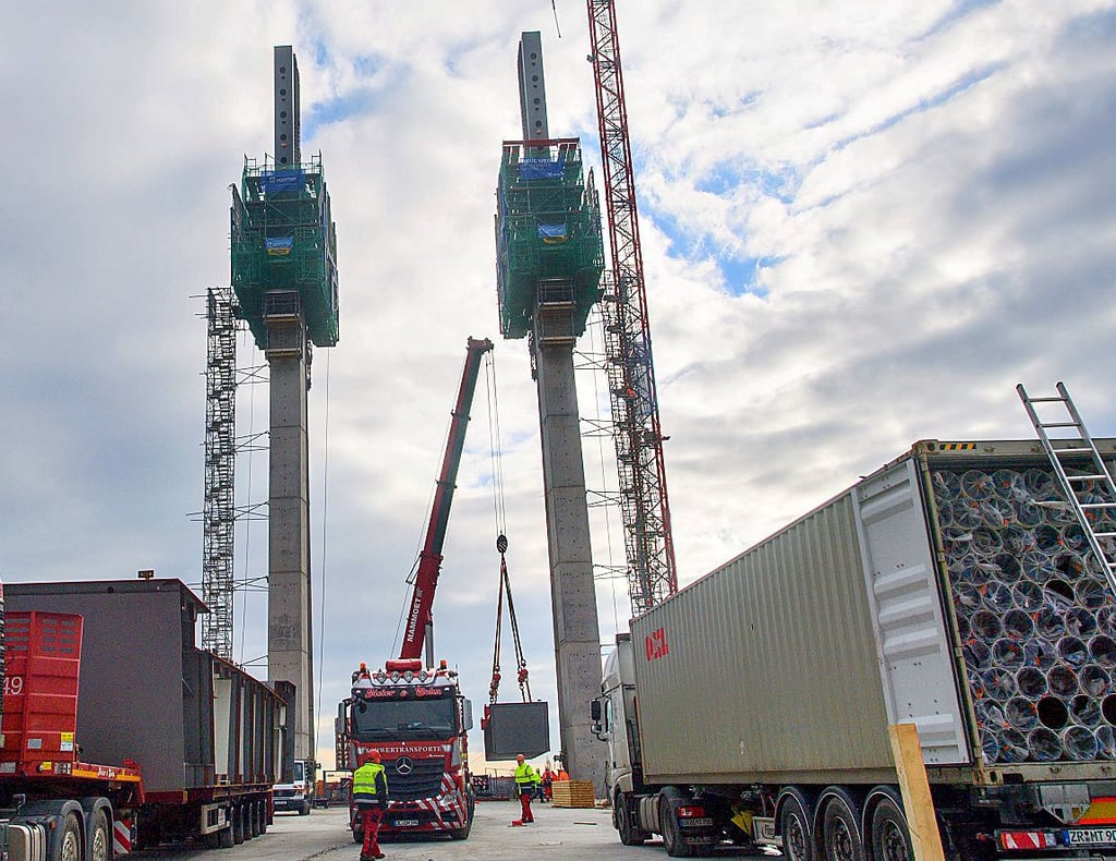Nach und nach wächst die neue Pylonbrücke über die Alte Elbe.