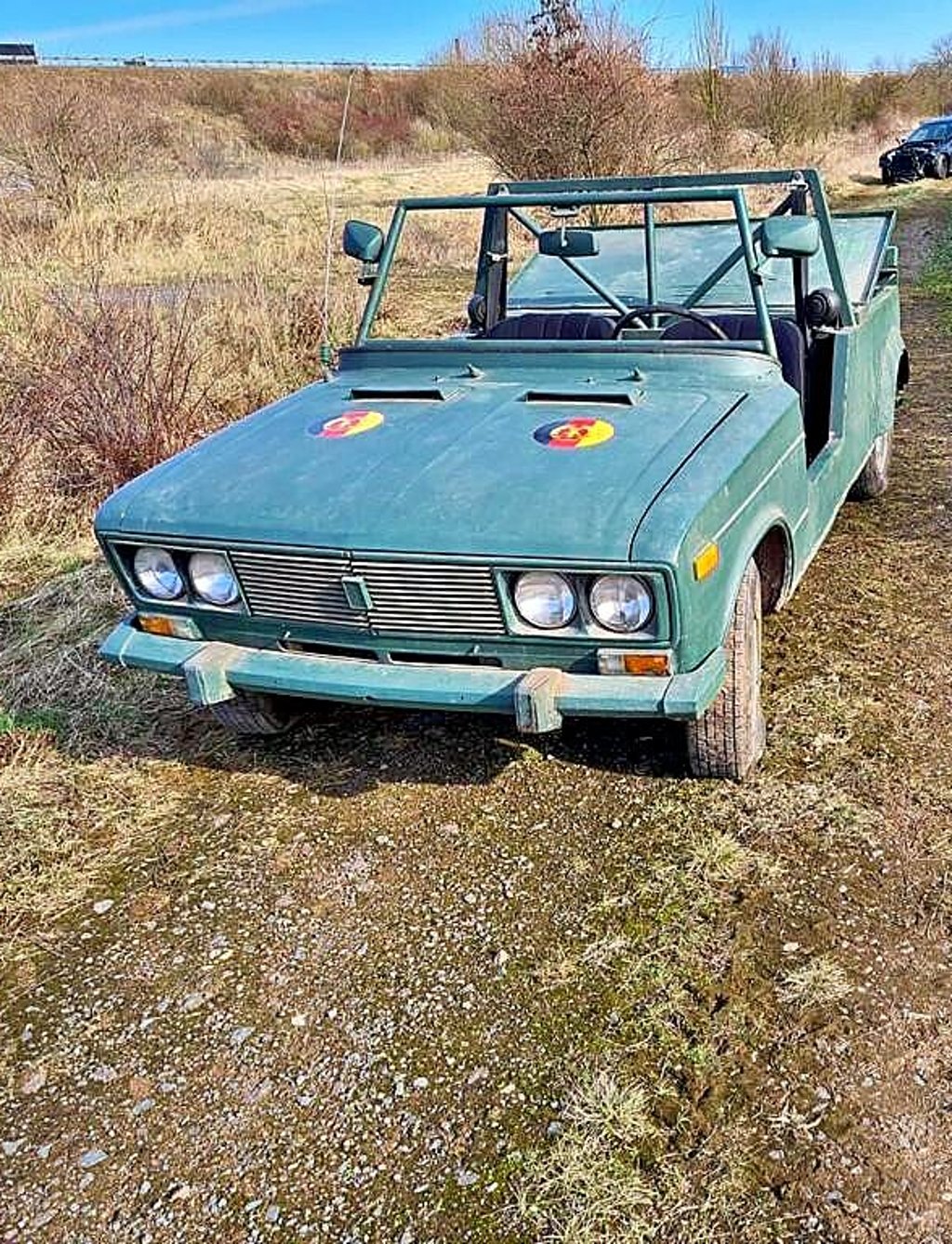 Der bei Berga abgestellte auffällige Kübelwagen