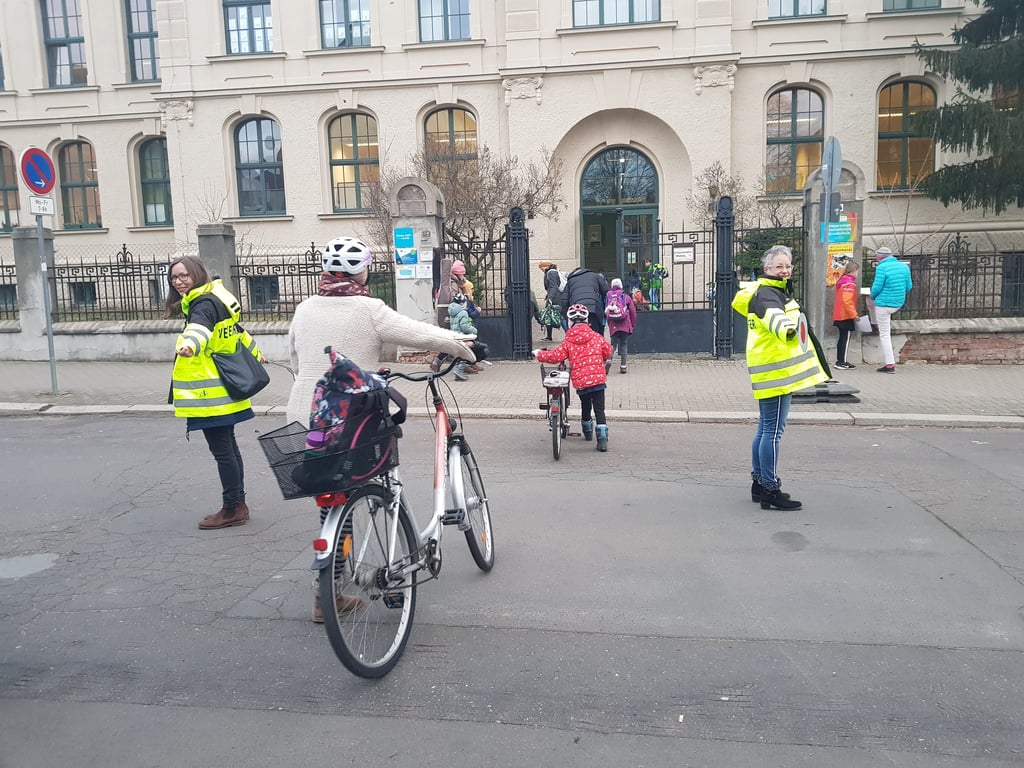 Elternlotsen sind vor der Dreisprachigen Grundschule in Magdeburg im Einsatz.