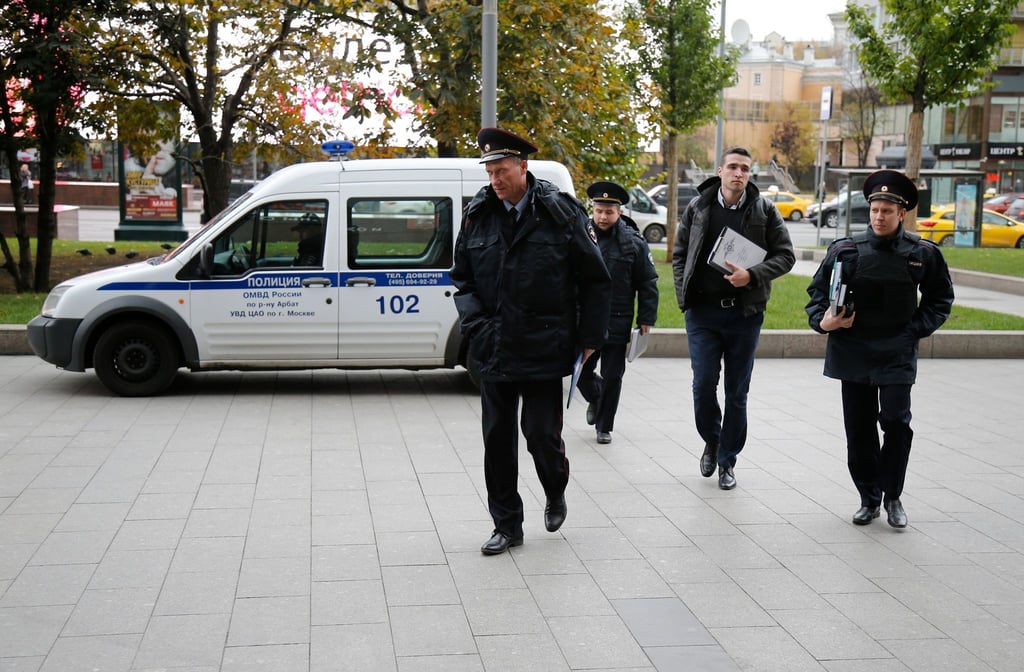 Polizisten vor der Radiostation Echo Moskvy im Jahr 2017. Der in Russland populäre kremlkritische Radiosender wird geschlossen.