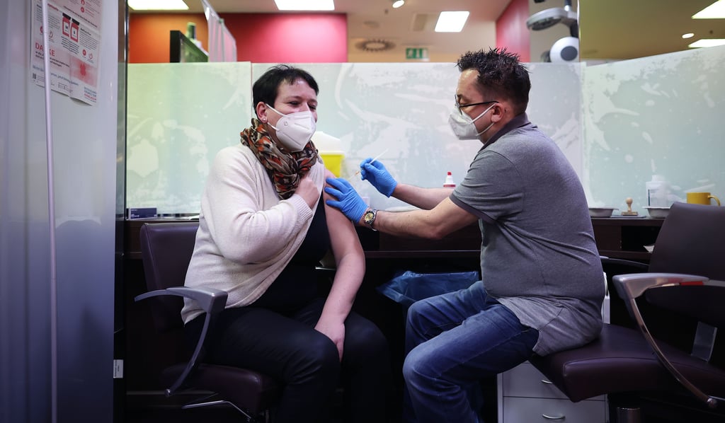 Seit Montag, 28. Februar 2022, steht der neue Impfstoff Nuvaxovid auch in Sachsen-Anhalt zur Verfügung. Daniela Voss, die hier Impfpunkt in Magdeburg von Arzt Tobias Heina geimpft wird, gehörte zu den Ersten, die mit dem Corona-Impfstoff des US-Herstellers Novavax immunisiert wurde.