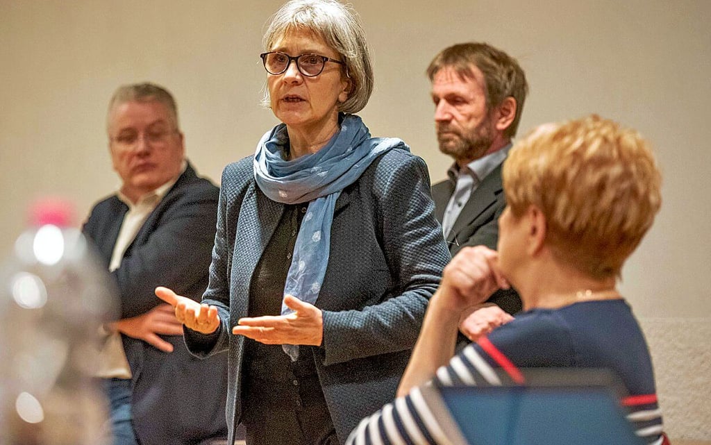 Birgit und Holger Schmidt (Mitte) beim Auftaktgespräch für ein Stadtteilentwicklungskonzept Roßlau im Ratssaal Roßlau.