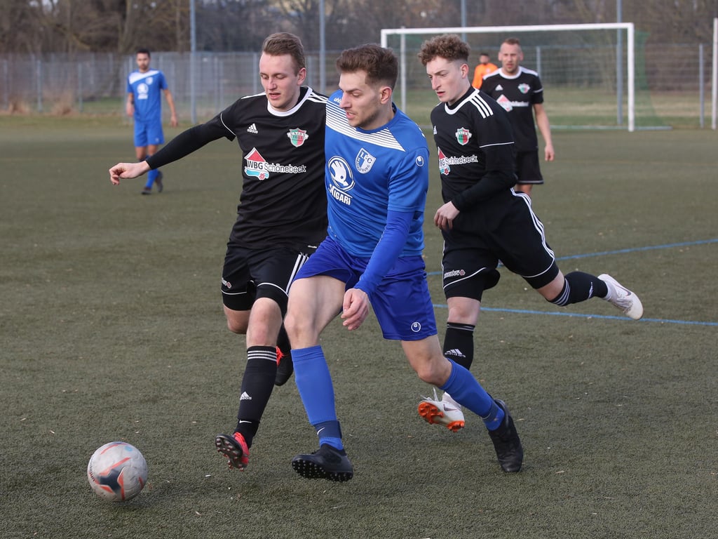Beim Benefizspiel gegen Union Schönebeck tankten David Mutter (Mitte) und der 1. FC Magdeburg II Selbstvertrauen für den Rückrundenauftakt gegen den MSC Preussen II.