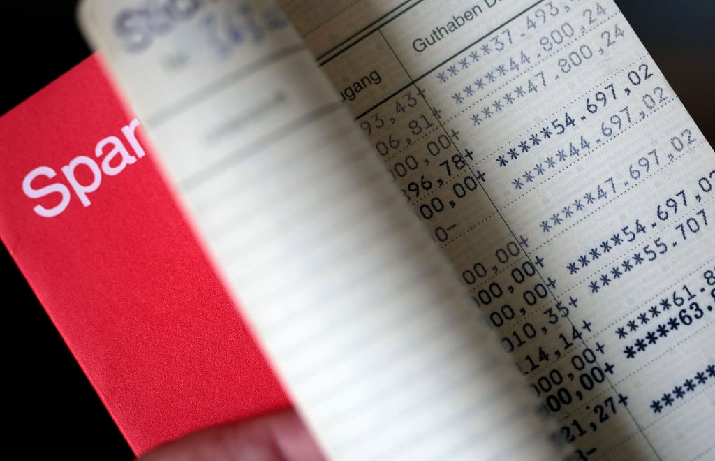 Immer mehr Sparkassen und Volksbanken erheben Negativzinsen.