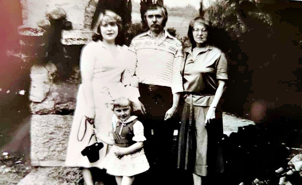 Helmut und Gisela Ewe nahmen Olja und ihre Mutter Ljuda sowie deren Mann Viktor (nicht im Bild) zu einem Ausflug auf die Roseburg mit.