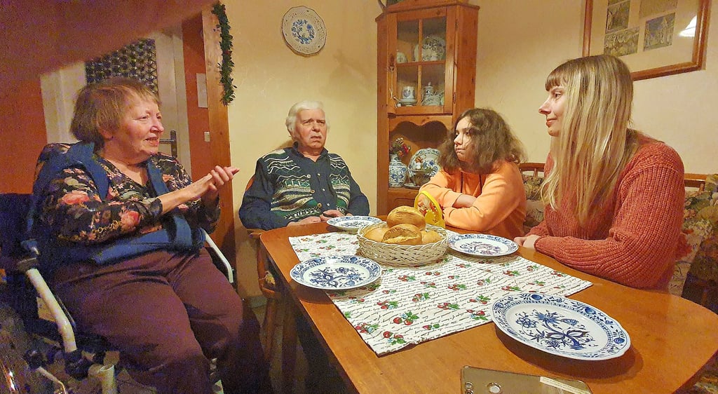 Olja und Diana Maslum besuchen nach der Flucht aus der Ukraine in Aschersleben die Freunde der Eltern, Helmut und Gisala Ewe, zum Abendessen.