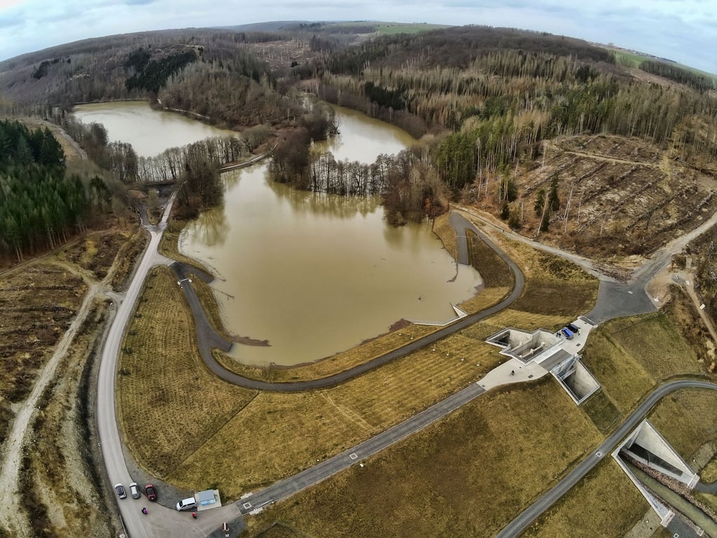 Kleine Seenlandschaft hinter dem Staubauwerk in Wippra