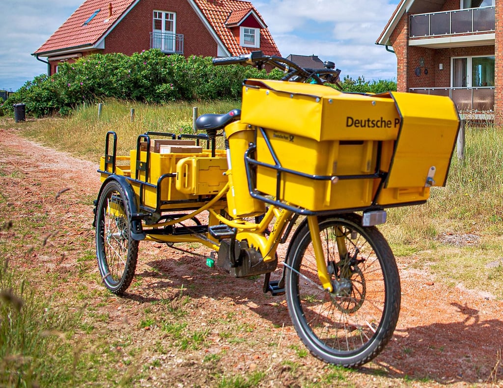 Noch fahren die meisten Postboten mit dem Rad. In Dessau-Roßlau könnten sie aber in einigen Jahren aufs Auto umsteigen.