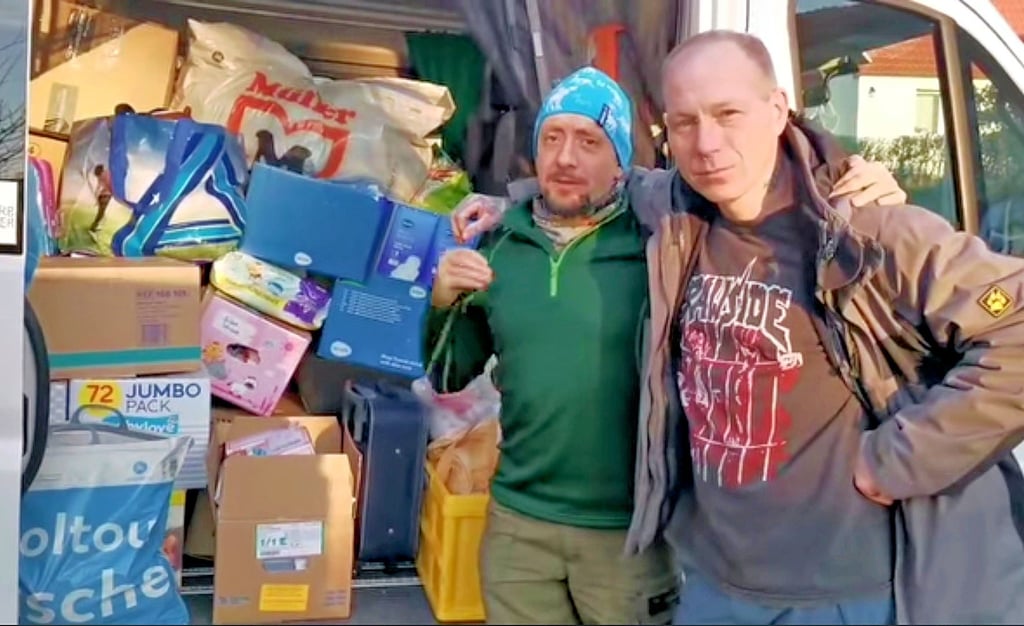 Ein Video zeigt Kay Augustin (r.) und Marek Romanowicz vor dem Transporter mit Spenden