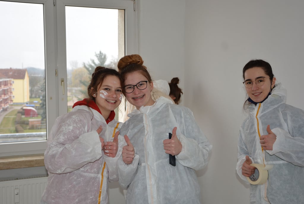 Schüler des Osterburger Gymnasiums streichen Wohnungen für Flüchtlinge aus der Ukraine.