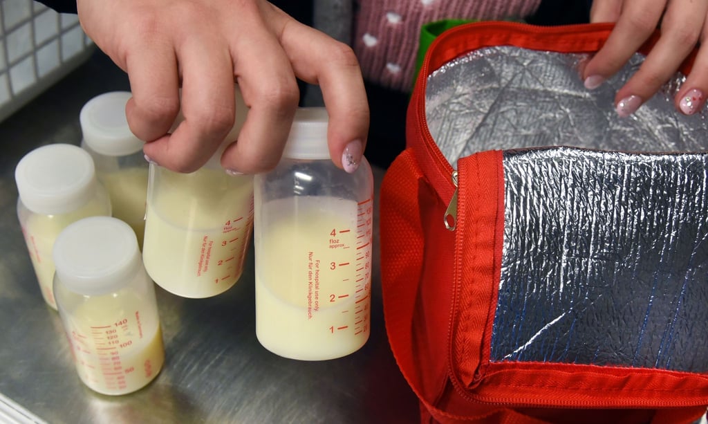 In der Frauenmilchbank des Universitätsklinikums liefert eine Spenderin Muttermilch ab.
