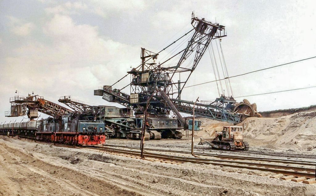 Ein Bagger trägt im ehemaligen Tagebau Goitsche Abraum ab. Nun sollen im einstigen Revier Strukturwandel-Projekte gefördert werden.
