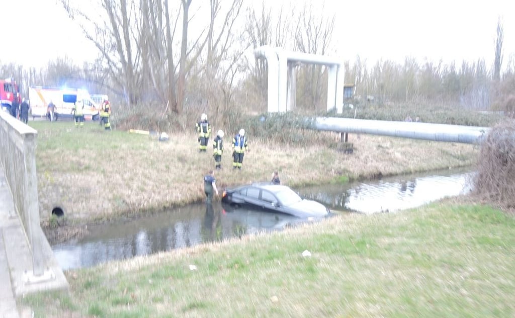 Die Frau, die ihr Auto in Stendal in die Uchte manövriert hat, hatte mit einem plötzlichen medizinischen Notfall zu kämpfen. Foto: