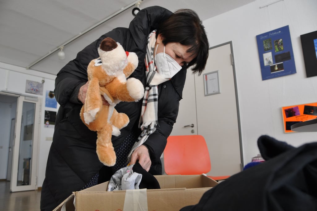 Olga Ebert sortiert gespendete Kuscheltiere.