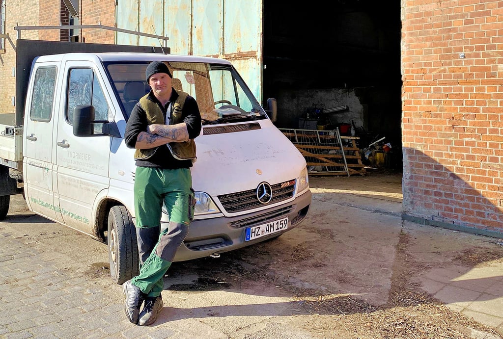 Andreas Matthies macht die alte Zuckerfabrik in Dedeleben zur Sammelstelle für Spenden, die in die Ukraine geschickt werden sollen. Wer etwas spenden möchte, hat dazu am Wochenende die Möglichkeit.