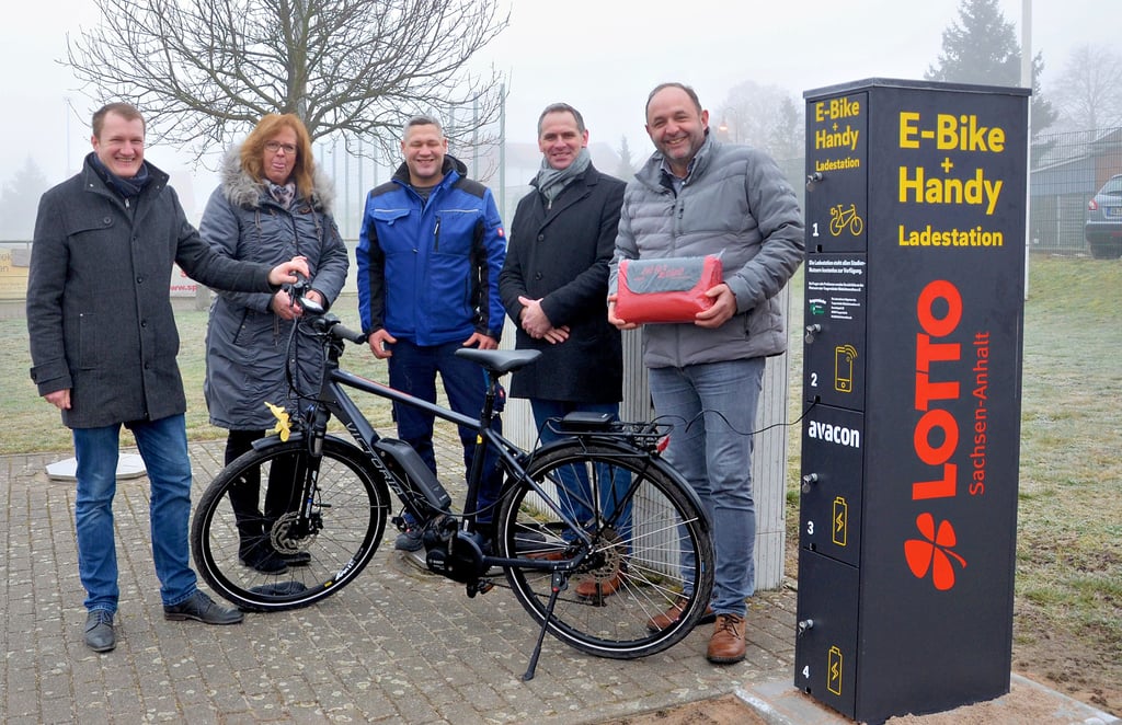 Übergabe der E-Bike-Ladesäule gestern im Stadion mit Carsten Birkholz (von links), Astrid Wessler, Mario Gerike, Steffen Schilm und Thomas Staudt.