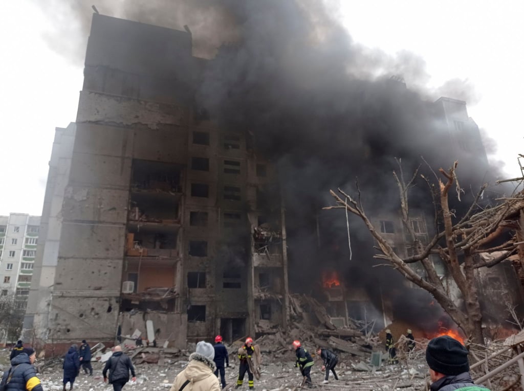 Feuerwehrleute löschen ein Feuer in Stadtzentrum von Tschernihiw. Russland hat seine Angriffe auf belebte Städte ausgeweitet, was von Präsident Selenskyj als Terrorkampagne bezeichnet wurde.