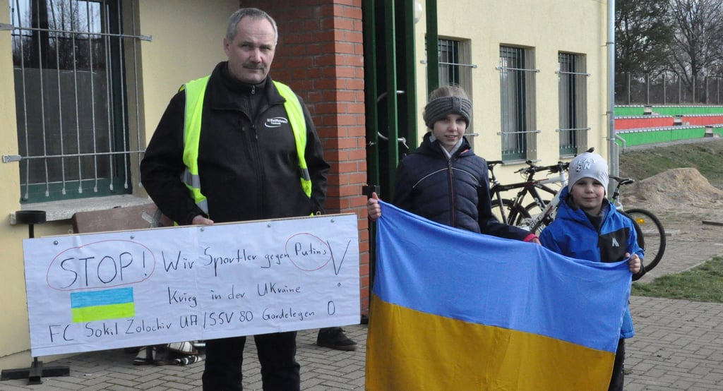 Auch in der Region machen die Menschen ihren Protest gegen den Krieg in der Ukraine deutlich: hier Jörg Köhler mit seinen Enkelkindern Romy und Connor Butzek.