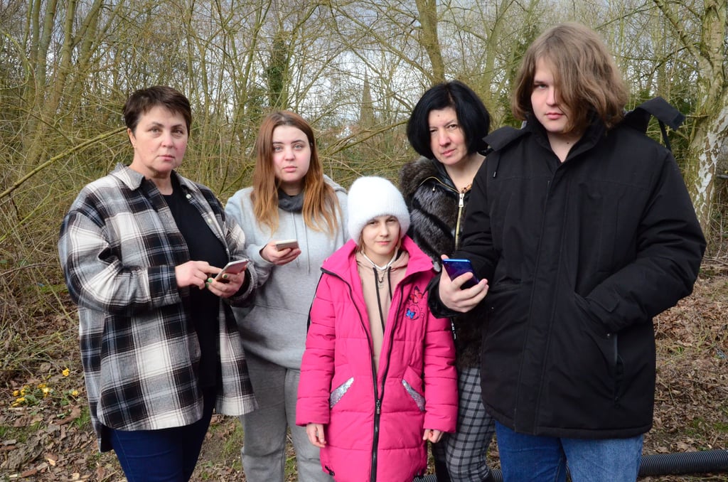 Aus der Ukrainie geflüchtet und in Salzwedel gelandet: Tetiana und Nadija Novosolova aus Kiew (von links) und Oksana Lopalo aus Lviv mit ihren beiden Kindern.Sie versuchen, den Kontakt in die Heimat per Telefon zu halten.