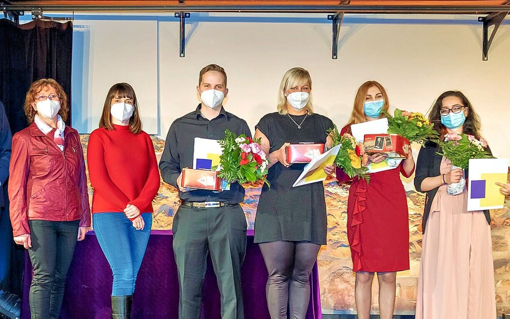 Die Absolventen der Pflegeausbildung der Helios-Klinik Köthen bei der Zeugnisübergabe mit Klinikgeschäftsführerin Carolin Uhl und der Zentralen Praxisanleiterin Sylvia Wenzel