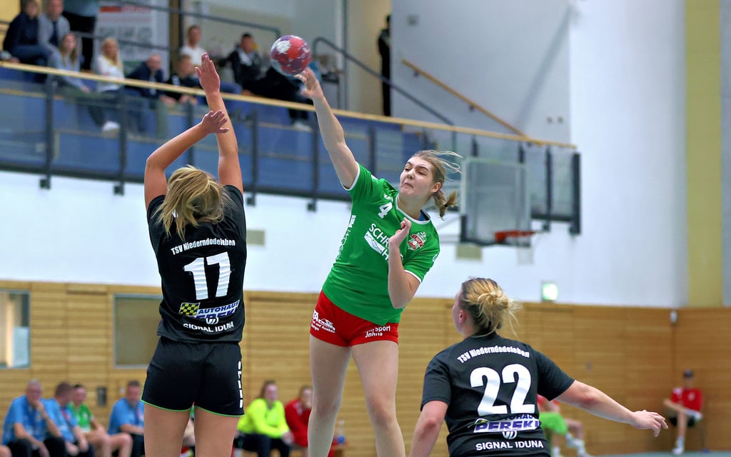 Hanna Köllner (Mitte) ist mit dem HSV Magdeburg beim TSV Niederndodeleben II zu Gast. Das Hinspiel gewann der HSV 25:21.