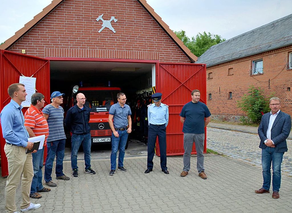 Besichtigung des Gerätehauses in Hämerten vor wenigen Jahren zusammen mit Bürgermeister Jürgen Pyrdok (rechts).