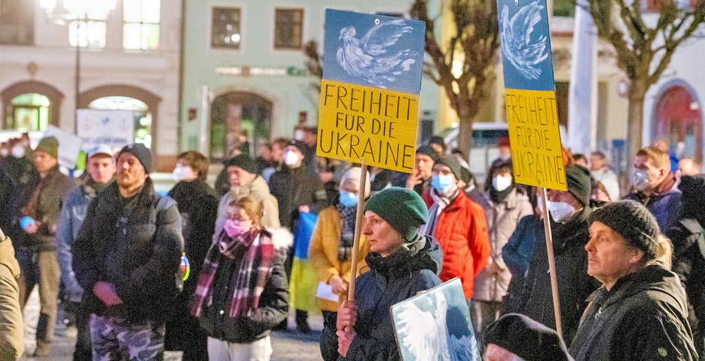 Mitgefühl sowie Forderungen nach Frieden und Freiheit für die Menschen in der Ukraine wurden am Dienstag auf dem Naumburger Markt artikuliert.