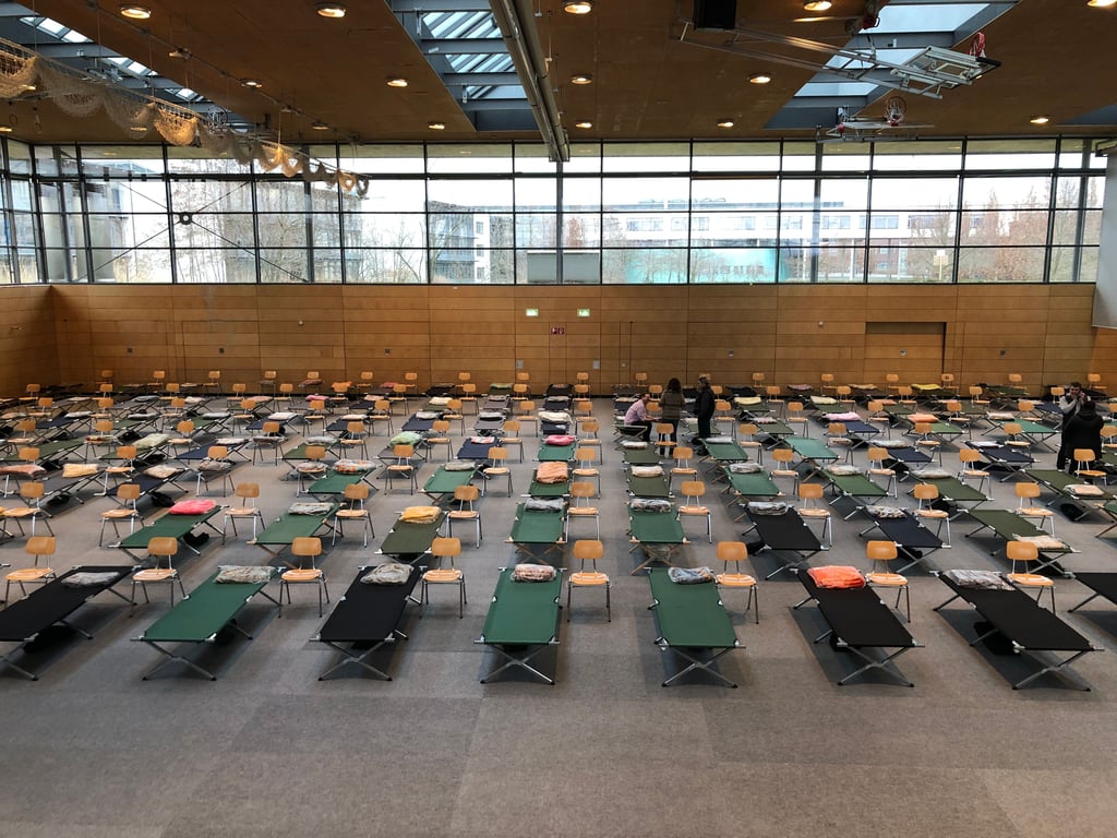Die Notunterkunft für Ukraineflüchtlinge ist eingerichtet: Die Betten in der Turnhalle des Berufsschulzentrums sind aufgebaut.