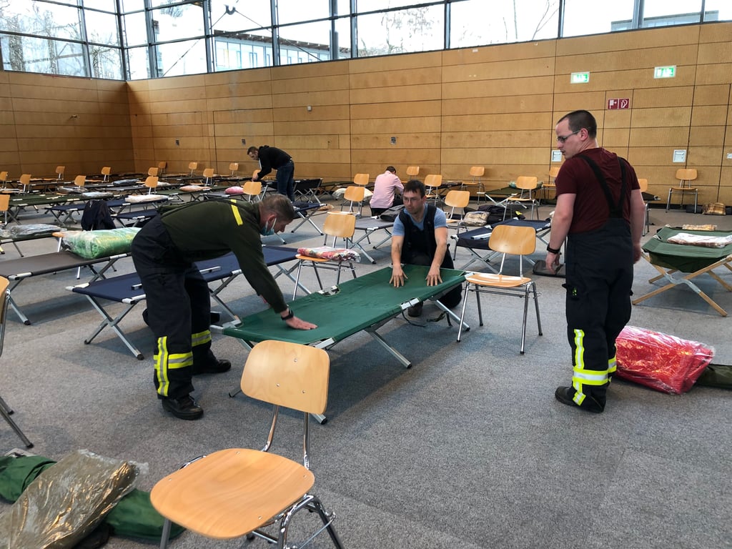 Kameraden der Berufs- und von Freiwilligen Feuerwehren haben beim Aufbau am Freitagnachmittag geholfen.