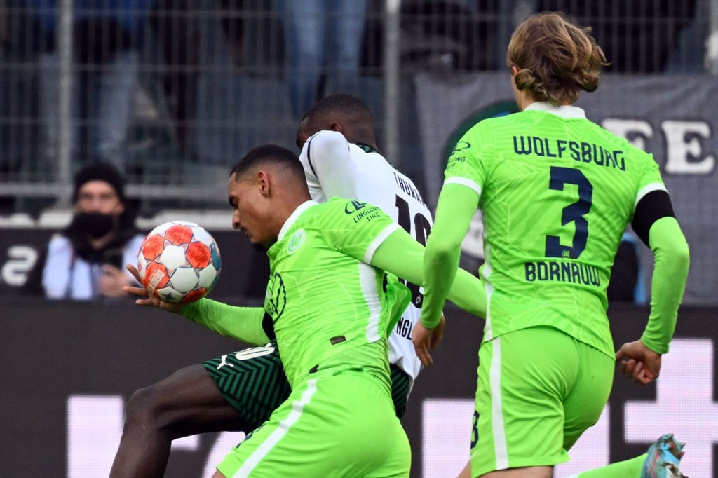 Der Wolfsburger Maxence Lacroix (l) hatte für ein Handspiel die Rote Karte gesehen.
