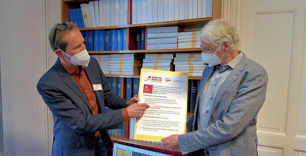 Geschäftsführer Thomas Wendler übergibt an MdB Dr. Herbert Wollmann Lösungsvorschläge und Forderungen zur Anpassung der Richtline Personalausstattung Psychiatrie und Psychosomatik.