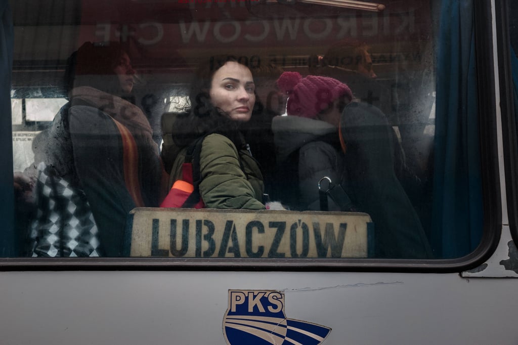 Symbolfoto - Ukrainer flüchten aus dem Kriegsgebiet