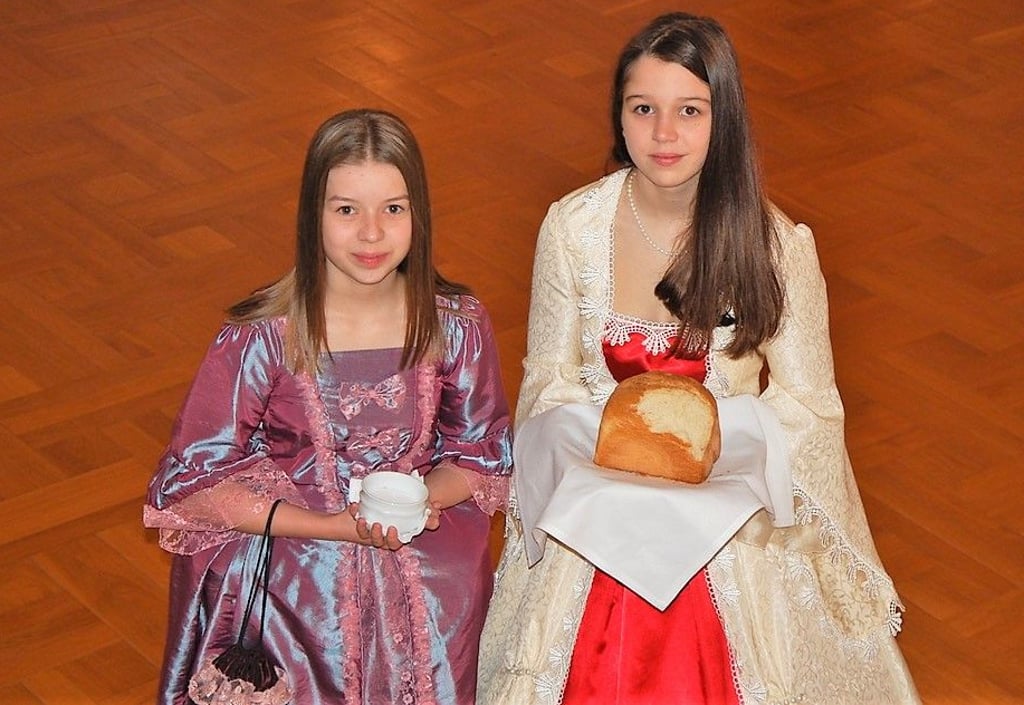 Brot und Salz reichen - das ist eine der Aufgaben der Prinzessin, die der Förderverein Katharina II. in diesem Jahr wieder sucht.
