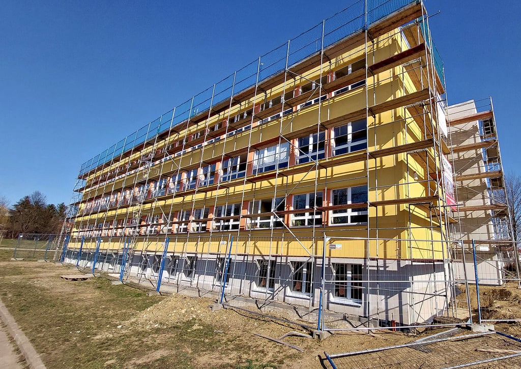 Blick auf die seit Monaten eingerüstete Problem-Dauerbaustelle Goethe-Grundschule.