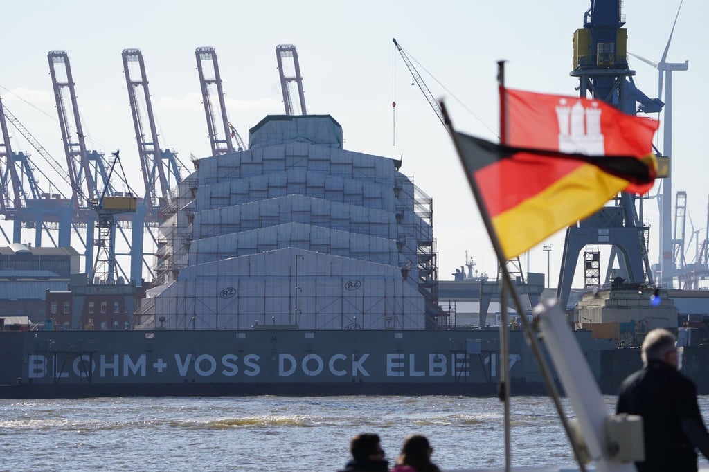 Komplett verhüllt liegt die Mega-Yacht „Dilbar“ im Blohm+Voss Dock Elbe 17 im Hamburger Hafen.