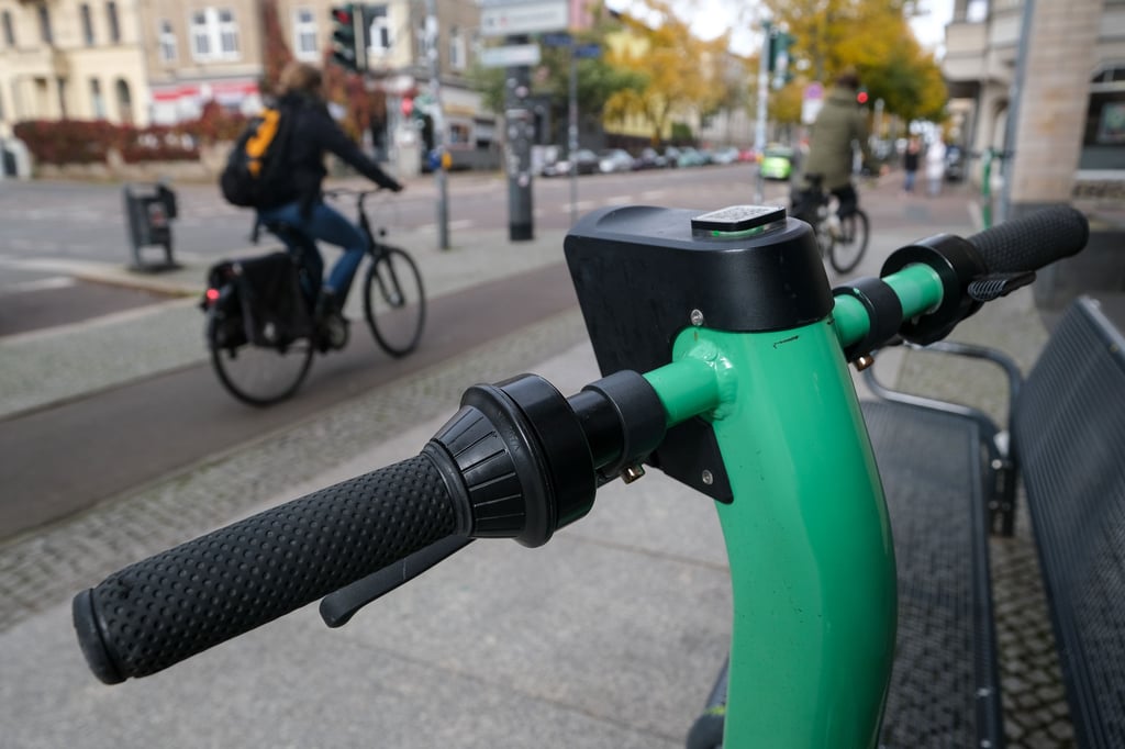 Die E-Roller der Firmen Bolt und Tier können in Halle ausgeliehen werden. Beim Abstellen wie hier in der Bernburger Straße kommt es allerdings häufig zu Problemen. Das soll sich ab Juli mit festen Parkplätzen ändern.