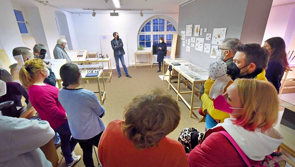 Sven Sachenbacher und Regina Bittner eröffneten „Vegetation unter Strom – Hitze, Atmen, Wachstum“ im Kreismuseum Bitterfeld.
