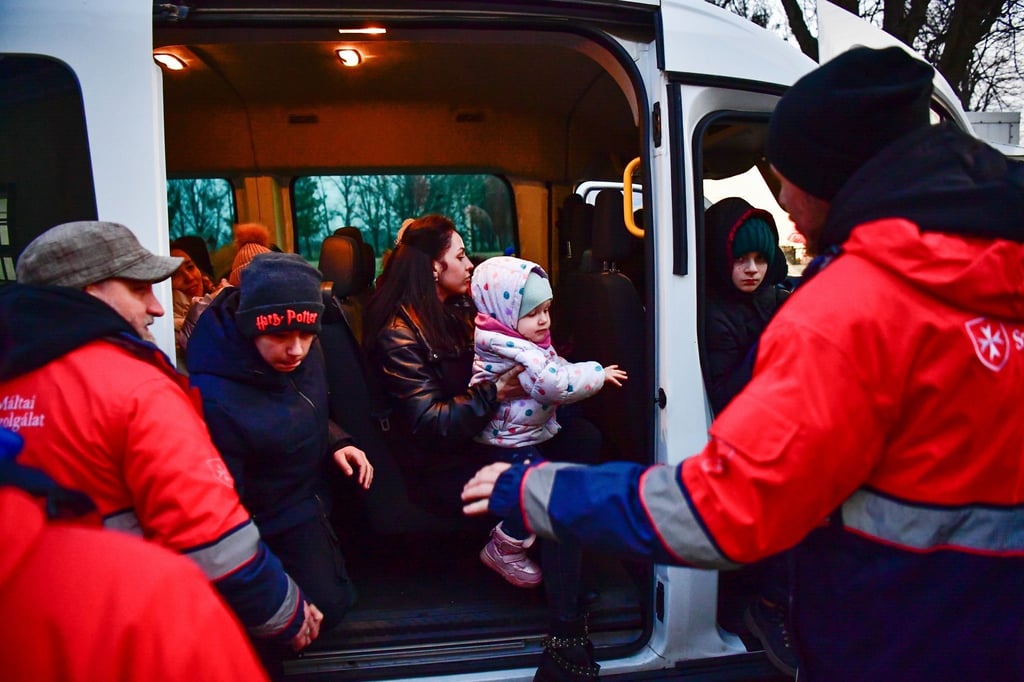 Flüchtlinge aus der Ukraine kommen in einer von dem Malteserorden betriebenen Flüchtlingsunterkunft im ungarischen Beregsurány an.